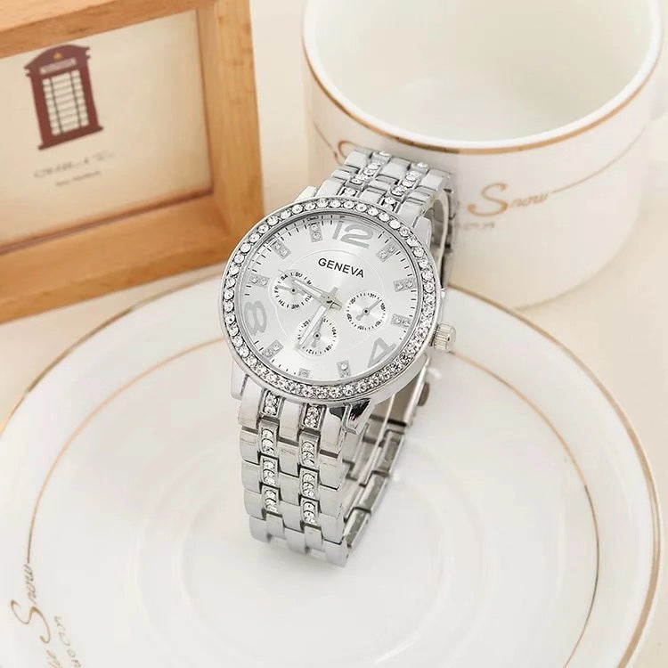 Ensemble de trois montres-bracelets pour femme.