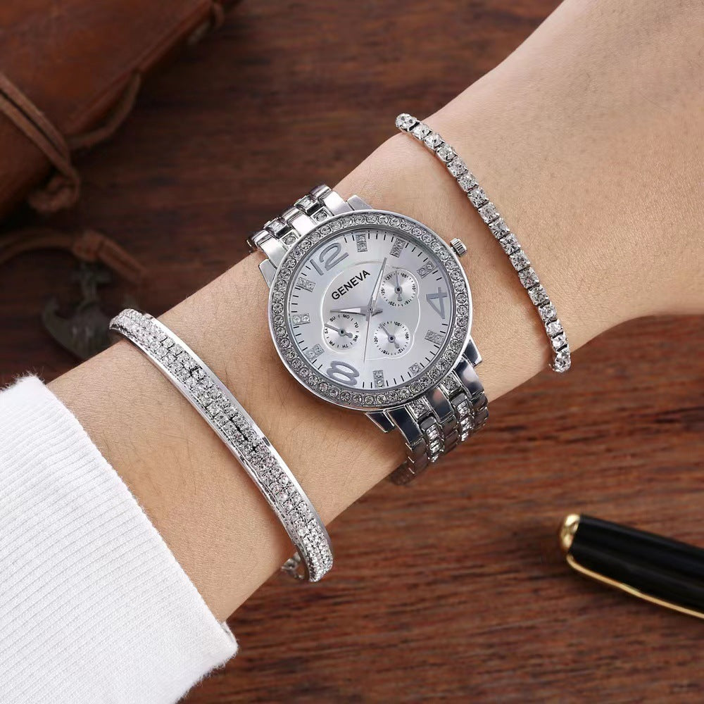 Ensemble de trois montres-bracelets pour femme.